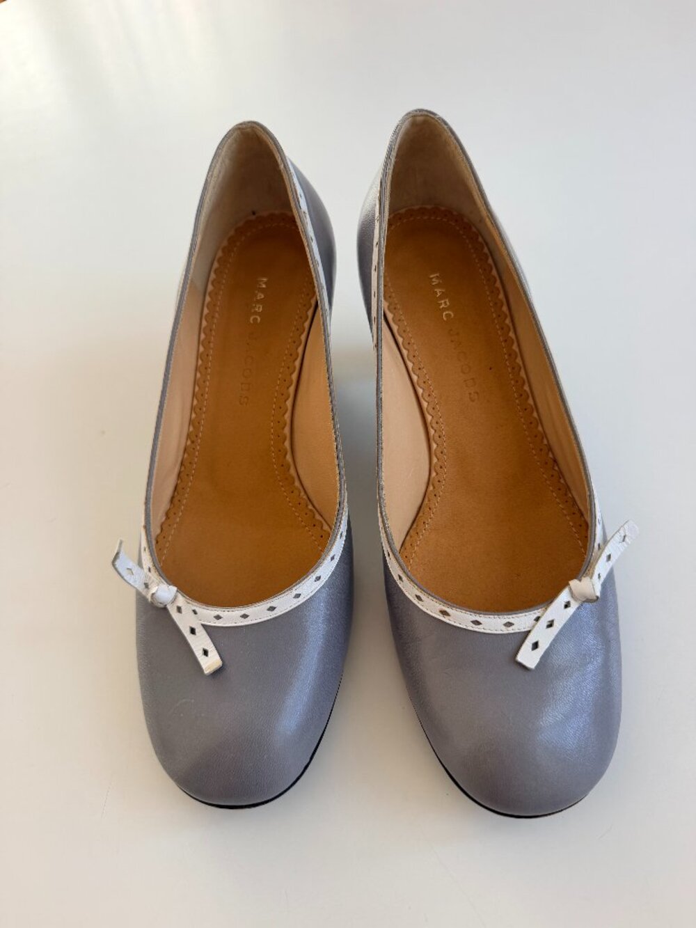 Marc Jacobs Vintage Gray Leather 2" Heel Pumps White Bow Trim (Size 38/US 7.5)